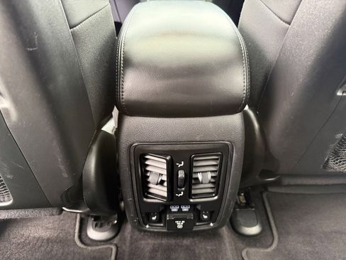Used 2018 Jeep Grand Cherokee Limited w/ Luxury Group II image 32