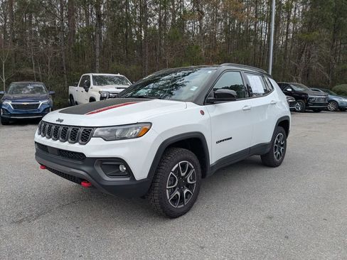 Used 2024 Jeep Compass Trailhawk image 8