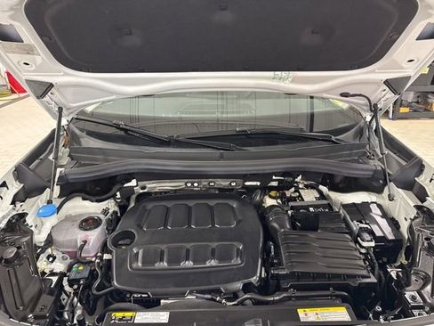 Certified 2025 Volkswagen Tiguan SE image 17