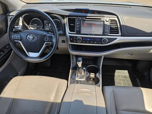 Used 2019 Toyota Highlander XLE AWD/4WD image 18