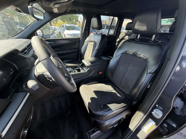Used 2023 Jeep Grand Cherokee Altitude AWD/4WD image 21