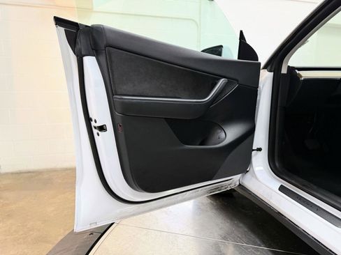 Used 2021 Tesla Model Y Long Range image 12