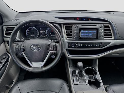 Used 2019 Toyota Highlander LE w/ Carpet Mat Package (TMS) image 14