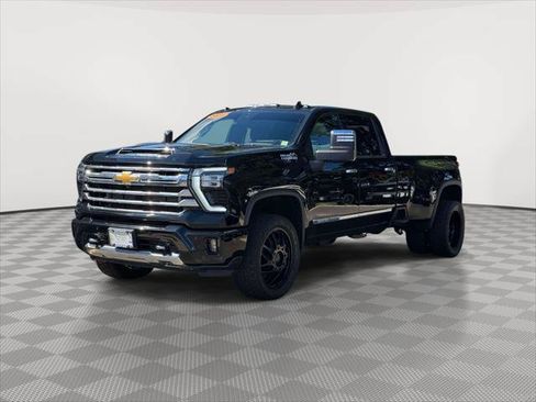Used 2025 Chevrolet Silverado 3500 High Country w/ Technology Package AWD/4WD image 3