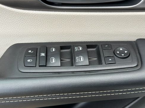 Used 2023 Chrysler Pacifica Touring-L FWD image 11