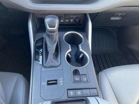 Used 2020 Toyota Highlander XLE image 11