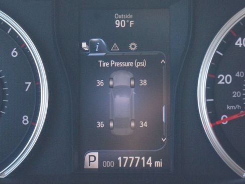 Used 2017 Toyota Camry SE w/ Protection Package (Q2) FWD image 4