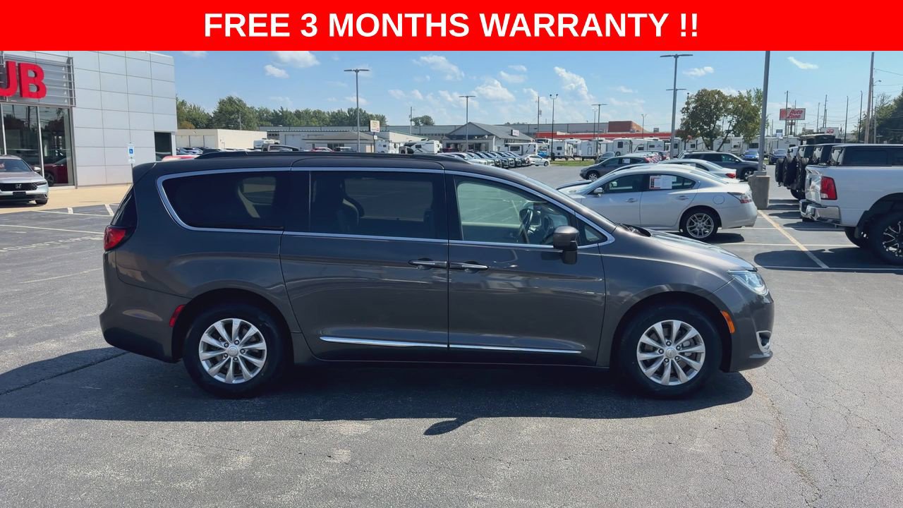 Used 2017 Chrysler Pacifica Touring-L FWD image 9
