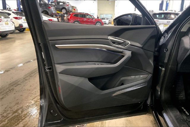 Used 2024 Audi Q8 e-tron Premium Plus AWD/4WD image 23