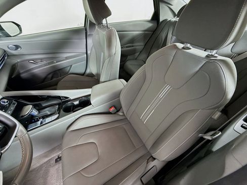 Used 2025 Hyundai Elantra SEL FWD image 18