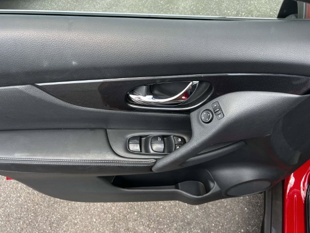 Used 2017 Nissan Rogue SV AWD/4WD image 14