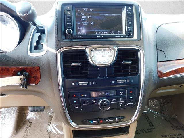 Used 2014 Chrysler Town & Country Touring FWD image 21