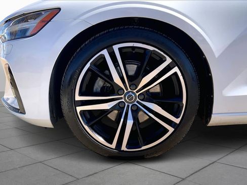 Used 2019 Volvo S60 T5 R-Design image 11