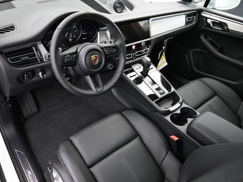 Certified 2026 Porsche Macan AWD/4WD image 4