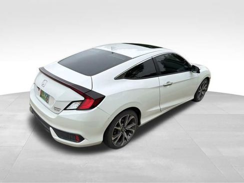 Used 2019 Honda Civic Touring image 3