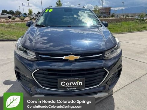 Used 2019 Chevrolet Trax LT w/ Sun & Sound Package AWD/4WD image 2