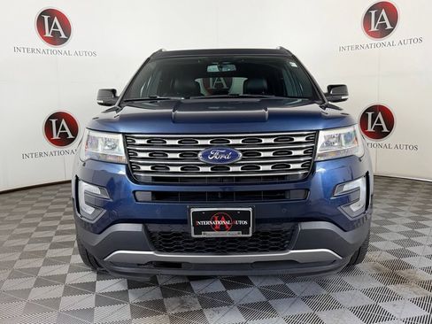 Used 2017 Ford Explorer XLT w/ Equipment Group 202A AWD/4WD image 2