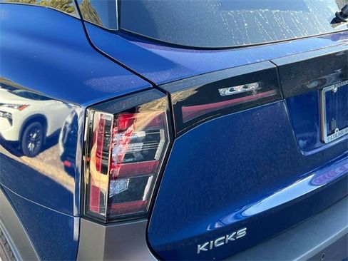 Used 2025 Nissan Kicks SR w/ SR Premium Package image 9