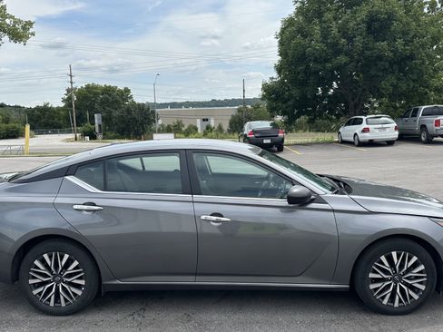 Used 2025 Nissan Altima 2.5 SV FWD image 11