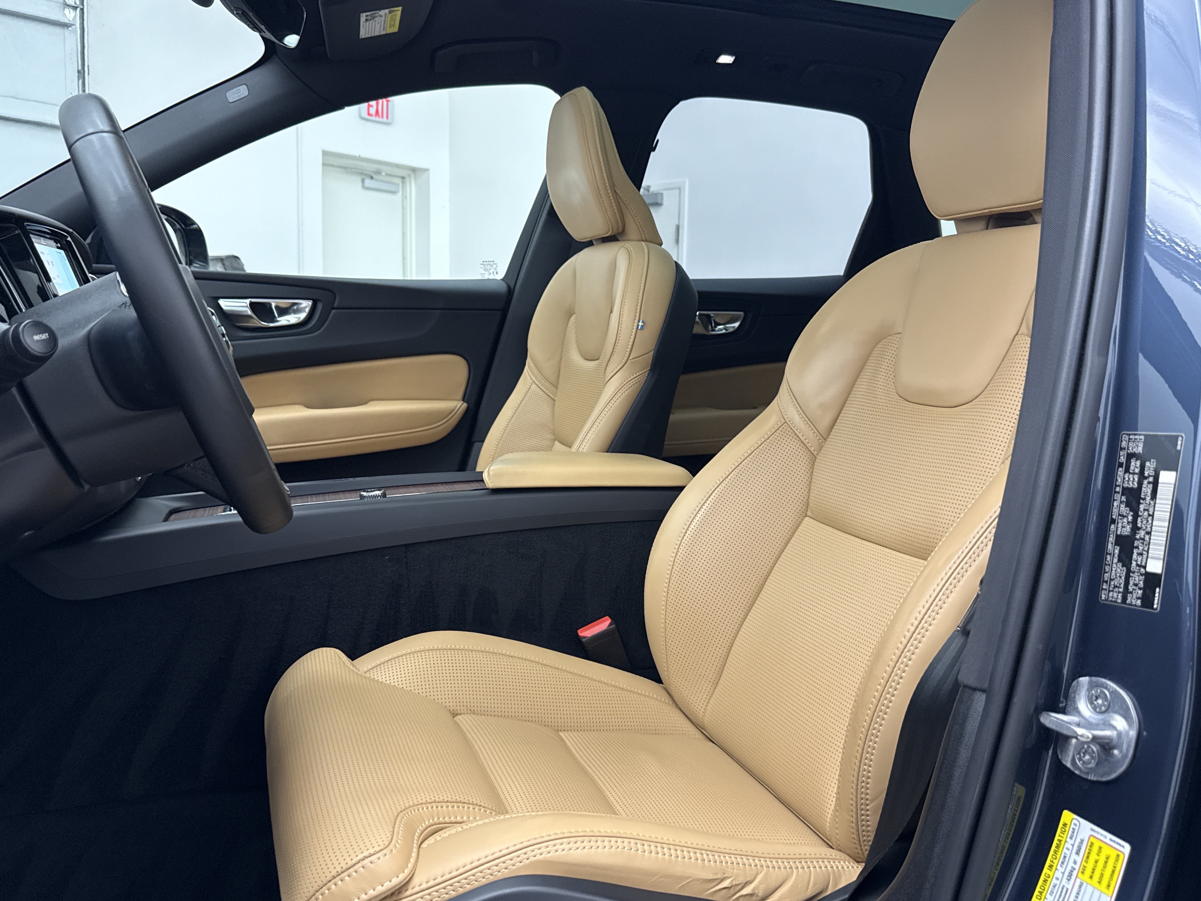 Certified 2024 Volvo XC60 B5 Ultimate w/ Protection Package Premier AWD/4WD image 13
