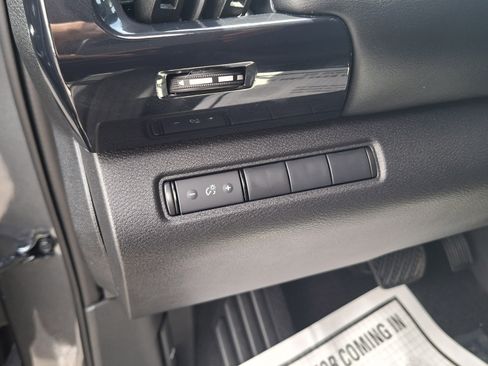 Used 2025 Nissan Pathfinder S FWD image 10
