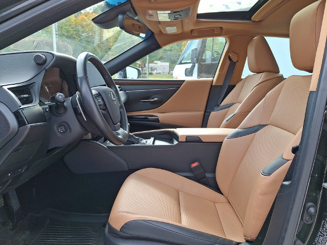 Used 2025 Lexus ES 350 w/ Premium Package FWD image 2
