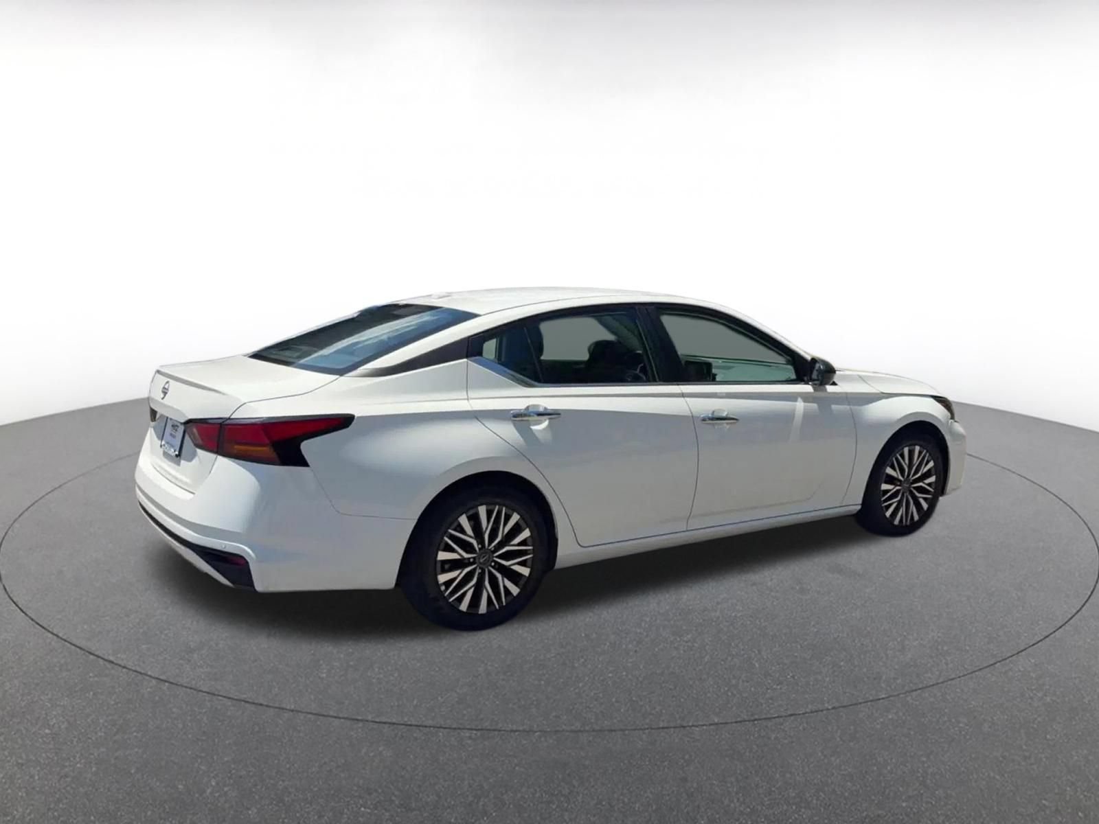 Used 2025 Nissan Altima 2.5 SV FWD image 13