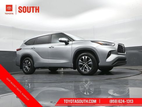 Used 2022 Toyota Highlander XLE AWD/4WD image 43
