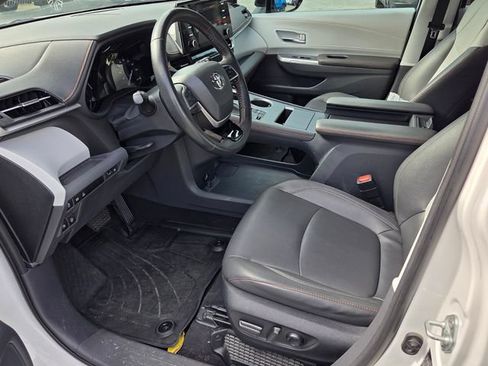 Used 2023 Toyota Sienna XSE w/ XSE Plus Package AWD/4WD image 4