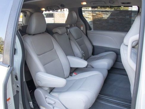 Used 2020 Toyota Sienna XLE w/ XLE Navigation Package image 23