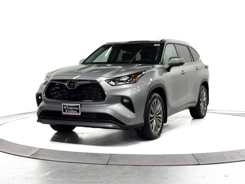 Used 2024 Toyota Highlander Platinum image 3
