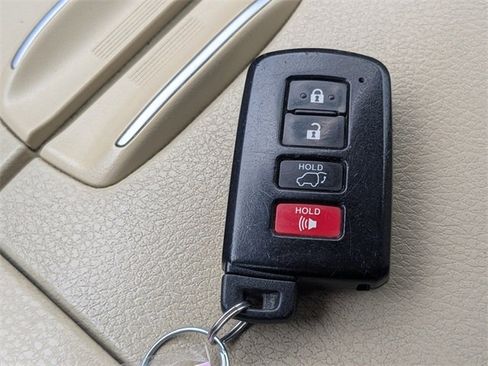 Used 2017 Toyota Highlander FWD V6 image 32