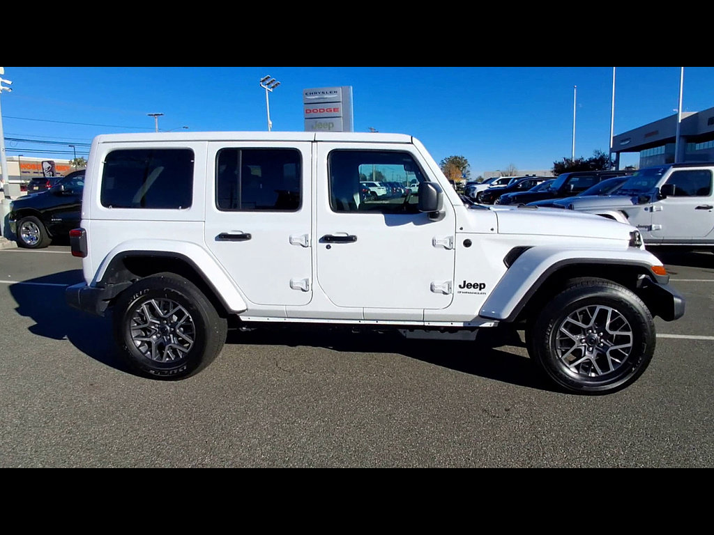 Used 2026 Jeep Wrangler Unlimited Sahara AWD/4WD image 9