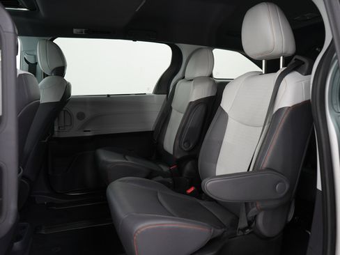 Used 2023 Toyota Sienna XSE FWD image 20