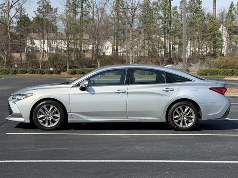 Used 2019 Toyota Avalon XLE w/ Moonroof Package image 4