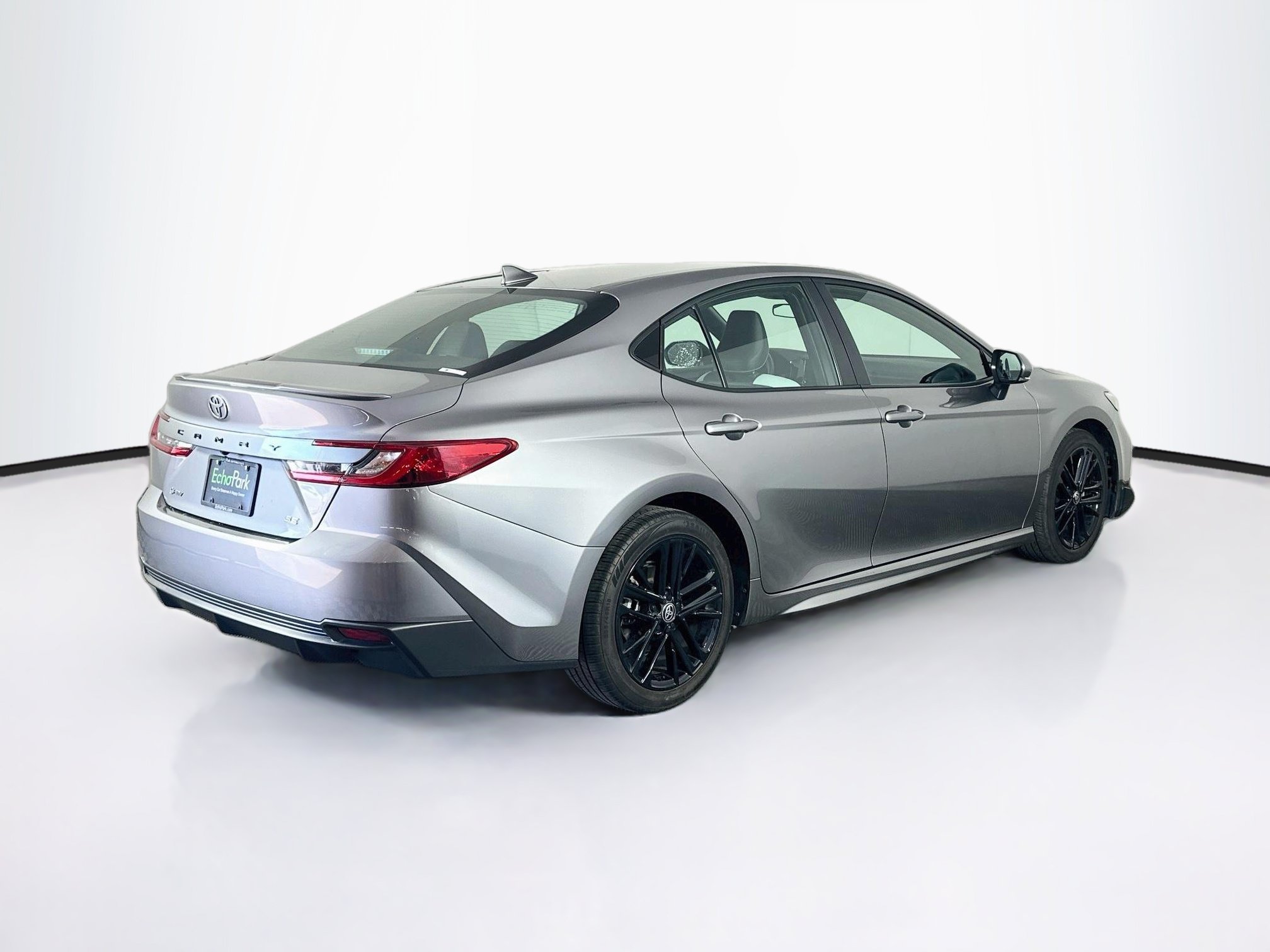 Used 2025 Toyota Camry SE FWD image 9