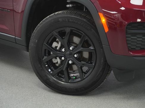 Certified 2025 Jeep Grand Cherokee Altitude image 4