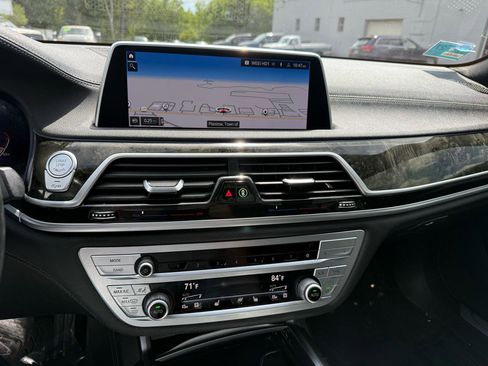 Used 2022 BMW 750i xDrive w/ M Sport Package AWD/4WD image 39