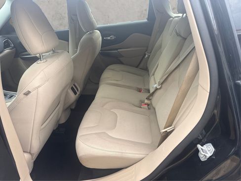 Used 2021 Jeep Cherokee Latitude FWD image 12