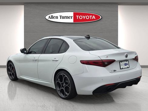 Used 2022 Alfa Romeo Giulia Veloce RWD image 11
