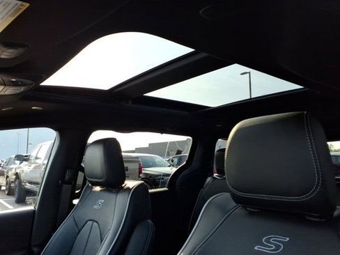 New 2026 Chrysler Pacifica Limited image 18