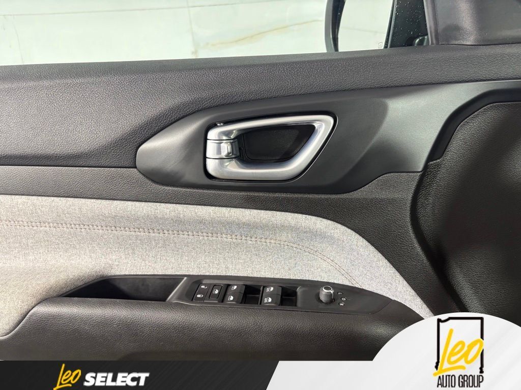 Used 2024 Jeep Compass Latitude AWD/4WD image 16