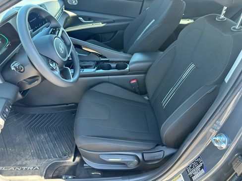 Used 2025 Hyundai Elantra Hybrid FWD image 11