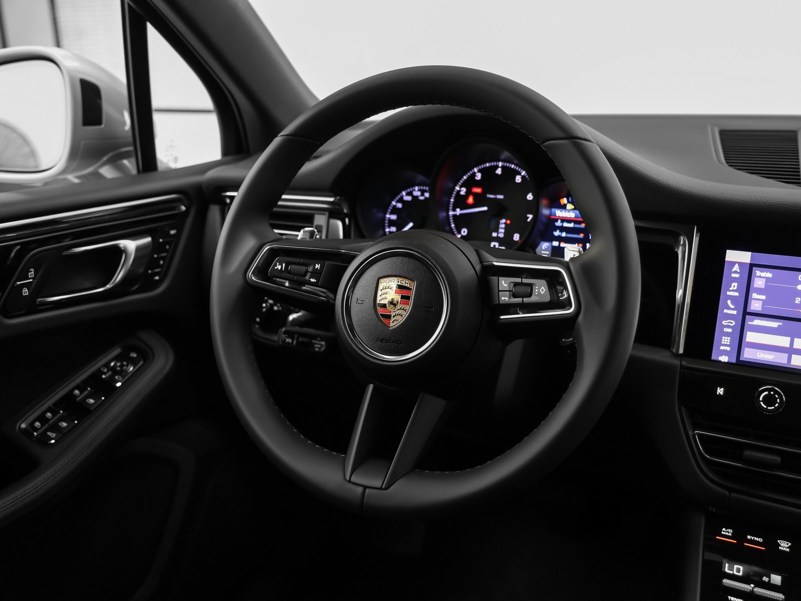 Certified 2025 Porsche Macan AWD/4WD image 29