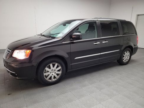 Used 2015 Chrysler Town & Country Touring w/ Driver Convenience Group FWD image 2