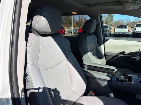 Used 2022 Toyota Sienna XLE image 6