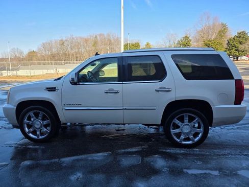 Used 2007 Cadillac Escalade AWD w/ Information Package image 8