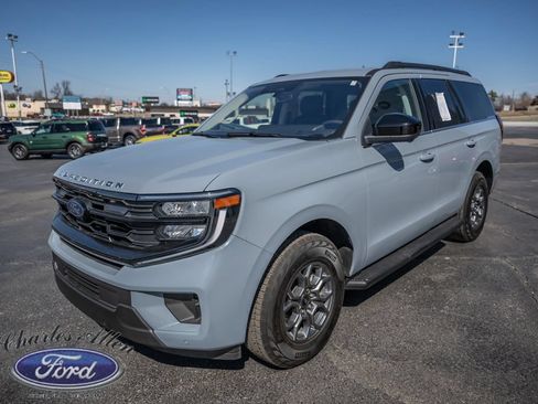 Used 2025 Ford Expedition Active AWD/4WD image 3