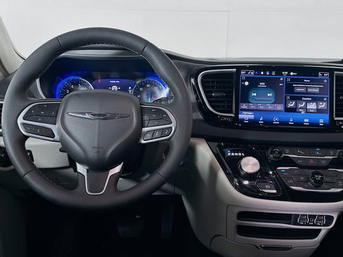 Used 2024 Chrysler Pacifica Touring-L image 18