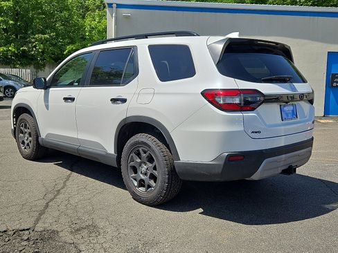 Used 2025 Honda Pilot TrailSport image 7